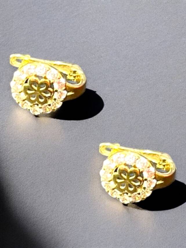 Taşlı Çiçek Model Altın Çocuk Küpe - 3