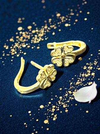 Yonca Model Taşlı Altın Küpe - 