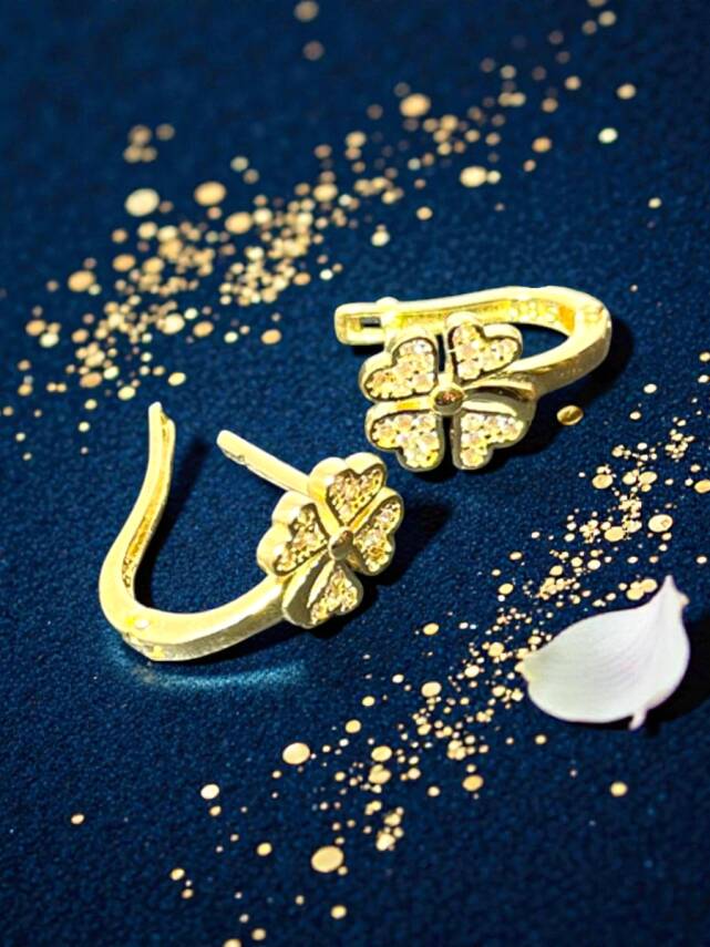 Yonca Model Taşlı Altın Küpe - 1