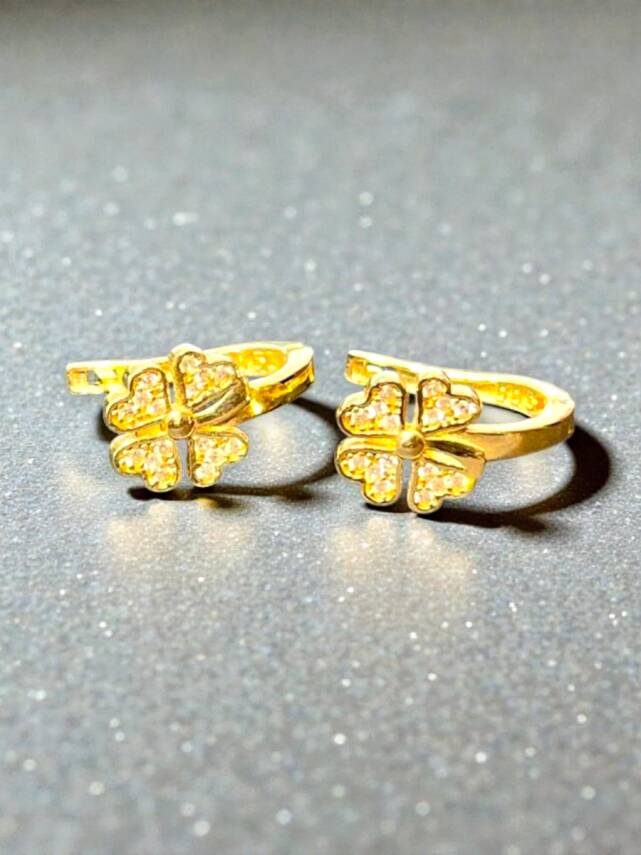 Yonca Model Taşlı Altın Küpe - 4